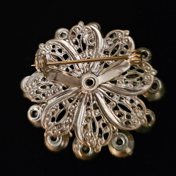 GORGEOUS VINTAGE 13 STONE RHINESTONE FLORAL BROOCH with FILIGREE EMBELLISHMENTS - Picture 7 of 11